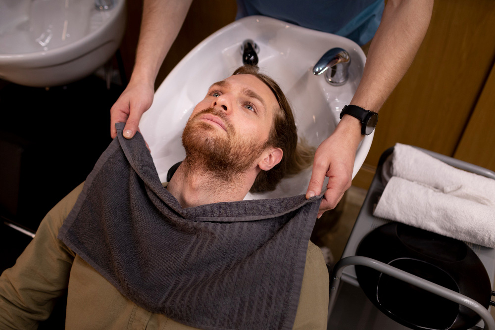 Layanan keramas di barbershop