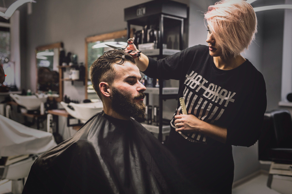 Layanan potong rambut pria di barbershop